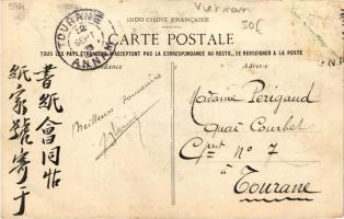 Petite marchande de Tabac a l'entrée de la concession / tobaccon merchant girl, Vietnam