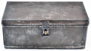 Régi lakatolható fémdoboz benne bolhapiac tétel: órák, felvarrók, töltényhüvely, nagy kulcs, öngyújt...