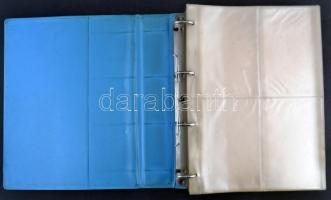 87 db nagyrészt négyes osztású átlátszó műanyag képeslap berakólap gyűrűs műanyag borítóban