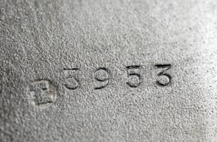 Ezüst (Ag) cigarettatárca indamotívummal díszítve, kipattogzott kék zománc berakással, jelzett, 161 ...