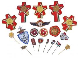 19db vegyes jelvény, főleg szocialista darabok, közte ~1930. Katolikus iskola zománcozott Br sapkajelvénye, 1966. "51. Eszperantó Világkongresszus Budapest" zománcozott fém jelvény, "3. Osztályos Harckocsizó" zománcozott fém jelvény T:vegyes