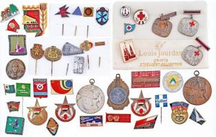 42db vegyes magyar és külföldi jelvény, sportérem, főleg szocialista darabok, közte Madarassy Walter (1909-1994) 1938. "34. Eucharisztikus Világkongresszus Budapest 1938" Br jelvény,  	 1959. "Röplabda / XIV. ker. TSB 1959" fém díjérem. Szign.:SZENTESY (40mm), NDK DN "Mindig kész a szabadságra és nemzetközi barátságra" zománcozott fém sportjelvény, lengyel, cseh kitűzők T:vegyes