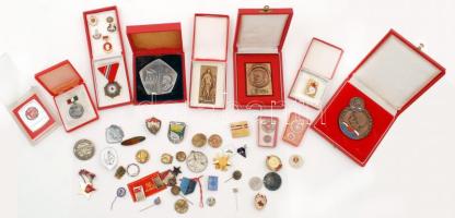 Doboznyi vegyes főleg szocialista kitüntetés, jelvény, emlékérem, több tokkal, közte "Kiváló dolgozó", "Érdemes társadalmi munkás", "Az oktatásügy kiváló dolgozója" zománcozott kitüntetés, "Lenin" plakettek T:vegyes