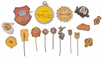 16db klf jelvény és kitűző tokban, közte ~1960-1970. "Cukoripar 20 éves Törzsgárda" zománc...