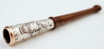 Bojtorján motívummal díszített ezüst (Ag.) szipka, lecsavarható fa véggel, jelzett,, saját, bőr borí...