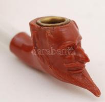 Ördögfejet mintázó kisméretű műanyag pipa, szárral, h: 10 cm
