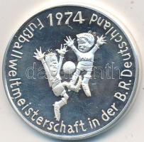 NSZK 1974. "Labdarúgó Világbajnokság - München" Ag emlékérem tansúítvánnyal (13g/1000/30mm...