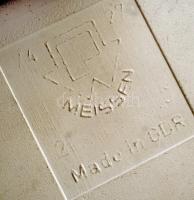 Meisseni vadász mintás porcelán edényalátét, matricás, fém tartóban, 16×16 cm