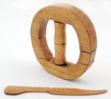 Kalaptágító, faragott levélbontó, fa, 16×18 cm, h:23 cm