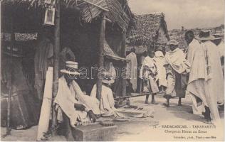 Antananarivo, Tananarive; Chargeurs Hovas au Zoma / Hovas merchants (gluemark)