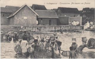 Antananarivo, Tananarive; Pecheuses au Panier / fisherman (gluemark)