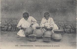 Betsileos fabricants de poterie / Madagascarian folklore, Betsileo pottery makers