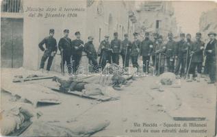 1908 Messina, dopo il terremoto, Via Placida. Squadra di Milanesi e morti da essa estratti dalle macerie / earthquake victims (fl)