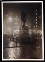 1931. január 26. Kinszki Imre (1901-1945): Budapest, éjszakai városkép, a szerző által feliratozott vintage fotóművészeti alkotás, 7,5x5,5 cm