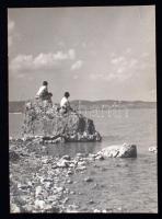 cca 1930 Kerny István (1879-1963): Balaton partján, feliratozott vintage fotóművészeti alkotás, a szerző hagyatékából, 22x16 cm