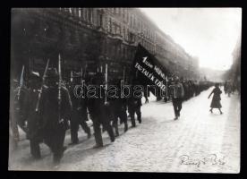 1919 Révész és Bíró felvételéről készült későbbi másolat, a bevonuló önkéntesekről, az 1. sz. Munka tartalék ezredről, 9x12 cm