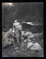 cca 1914-1918 Lángszóróval a tűzvonalban, katonai fénykép, 10,5x8 cm / cca 1914-1918 Flamethrower, military photo, 10,5x8 cm