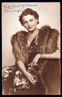 cca 1940 Czupy Jenő ezredes feleségének portréja Angelo (1894-1974) műterméből, hideg pecséttel jelzett, a sarkán törésnyom, 13x8,5 cm