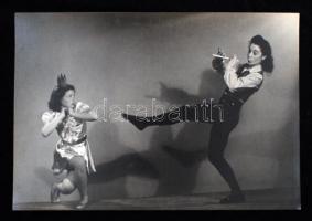 cca 1935 Leichtner Erzsébet vintage fotója Szentpál Olga tánccsoportjának előadásáról, pecséttel jelzett, 11,5x17 cm