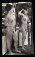 1955 Tiszavölgyi József: Modell a tükör előtt, pecséttel jelzett vintage akt tanulmány, finoman erotikus, 13x8 cm