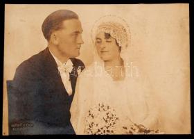 cca 1920 Máté Olga (1878-1961): Esküvői fotó, hideg pecséttel jelzett vintage fotó, 11,5x16 cm