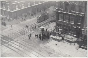1963. február 5. Budapest, Astória, az utca sarkán még áll a forgalomirányító rendőr magasított bódéja, 9x14 cm