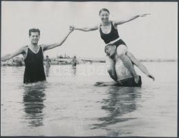 cca 1920 Dunai fürdőzés Dunabogdánynál, 3 db korabeli negatívról készült későbbi nagyítás, 18x24 cm