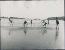 cca 1920 Dunai fürdőzés Dunabogdánynál, 3 db korabeli negatívról készült későbbi nagyítás, 18x24 cm