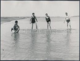 cca 1920 Dunai fürdőzés Dunabogdánynál, 3 db korabeli negatívról készült későbbi nagyítás, 18x24 cm