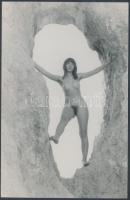 cca 1970 Rés a résben, finoman erotikus fénykép, 14x9 cm / cca 1970 Erotic photo, 14x9 cm