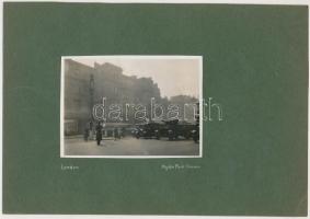 cca 1920 Régi autók Londonban, 2 db feliratozott, felragasztott fénykép, ismeretlen fotográfus hagya...
