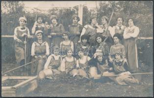cca 1920 Leánynevelő intézet, kertészeti gyakorlat, csoportkép fotólapon, sarkán törésvonal, 9x14 cm