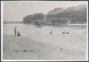 cca 1950 Dr. Sevcsik Jenő (1899-1996) : Petőfi sétahajó a Dunán, jelzetlen vintage felvétel a szerző hagyatékából, 9x13 cm