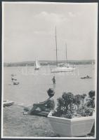 cca 1950 Dr. Sevcsik Jenő (1899-1996) Balaton parti, jelzetlen vintage felvétele, a szerző hagyatékából, 11,5x8 cm
