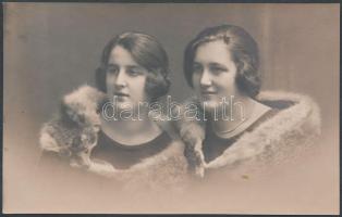 1924 Pécs, kétszer kettő portré prémet viselő hölgyekről, a Könnyű fotóműterem fotólapja, hátul privát feljegyzés, pecsét és dátum, 9x14 cm