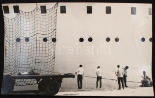 cca 1975 Darkó István: Kikötőben, feliratozott, matricával ellátott vintage fotóművészeti alkotás, 25x40 cm