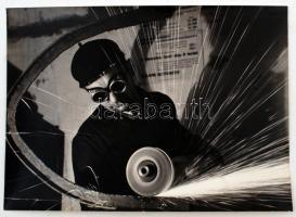 cca 1960 Medgyesi László (Kecskemét): Szépség a munkában, pecséttel jelzett vintage, szocreál fotóművészeti alkotás, 30x40 cm