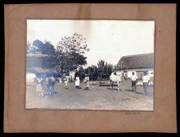1930. július 16. Lőcsei Árpád kecskeméti fényképész jelzetlen felvétele egy Bács-Kiskun megyei tanyán, a szerző hagyatékából, 16x23 cm, karton 23x31 cm