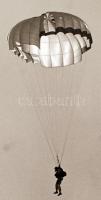 cca 1970 Ejtőernyős, jelzetlen nagyméretű fotó, 51x35 cm