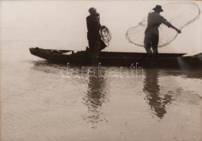cca 1930 Dr. Amberg Ernő (Soproni Fotóklub): Halászok, aláírt vintage fotóművészeti alkotás, 30x39 cm, karton 45x49 cm