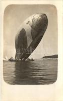 Osztrák-magyar katonák és haditengerészek, léghajó; Pola, Kriegshafen / Austro-Hungarian soldiers and mariners by an airship, photo