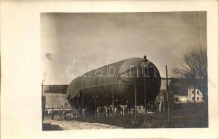 Osztrák-magyar katonák és haditengerészek, léghajó; Pola, Kriegshafen / Austro-Hungarian soldiers and mariners by an airship, photo