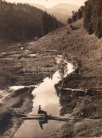 cca 1930 Thöresz Dezső (1902-1963): Át a kishídon (Erdély), jelzetlen, nagyméretű, vintage fotóművészeti alkotás a szerző hagyatékából, 37x28 cm, karton 49x39 cm