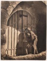 1957 Tomori Ede: Mi lehet bent? Jelzés nélküli, nagyméretű vintage fotóművészeti alkotás, publikálva a Művészfotók (1957) című fotóalbum címlapján, kartonra kasírozva, 59x45 cm