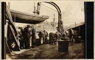 Fedélzeten tisztálkodó osztrák-magyar tengerészek / Pola, K.u.K. Kriegsmarine, Austro-Hungarian shipboard, shaving, photo