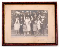 cca 1930 Esküvői csoportkép, fotónagyítás, "Hírlap Fotóriport Iroda" bélyegzővel, üvegezett fa keretben, 17×22 cm