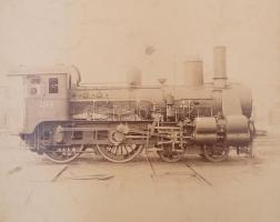 cca 1900-1920 A Magyar Királyi Államvasutak részére a MÁVAG által gyártott le. osztály 409-es számú gőzmozdonya, kartonra kasírozott fotó, 24x19 cm,  karton 33x25 cm