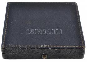 1925. "Testnevelési Főiskola" fém plakett adományozói dísztokban. Szign.: J.I. (69x59mm) T...