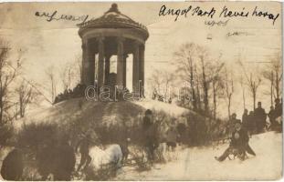 Budapest XIV. Angol Park, télen, szánkózók, photo (fa)