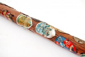 Régi fából készült túrabot 22 db különféle, német városokat ábrázoló jelvénnyel, h: 88,5 cm